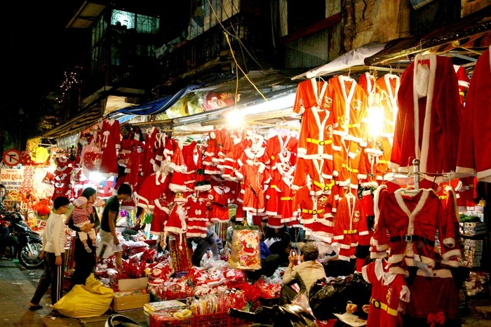 Một trong nhiều cửa hàng bày bán vật dụng lễ Giáng sinh tại phố Hàng Mã